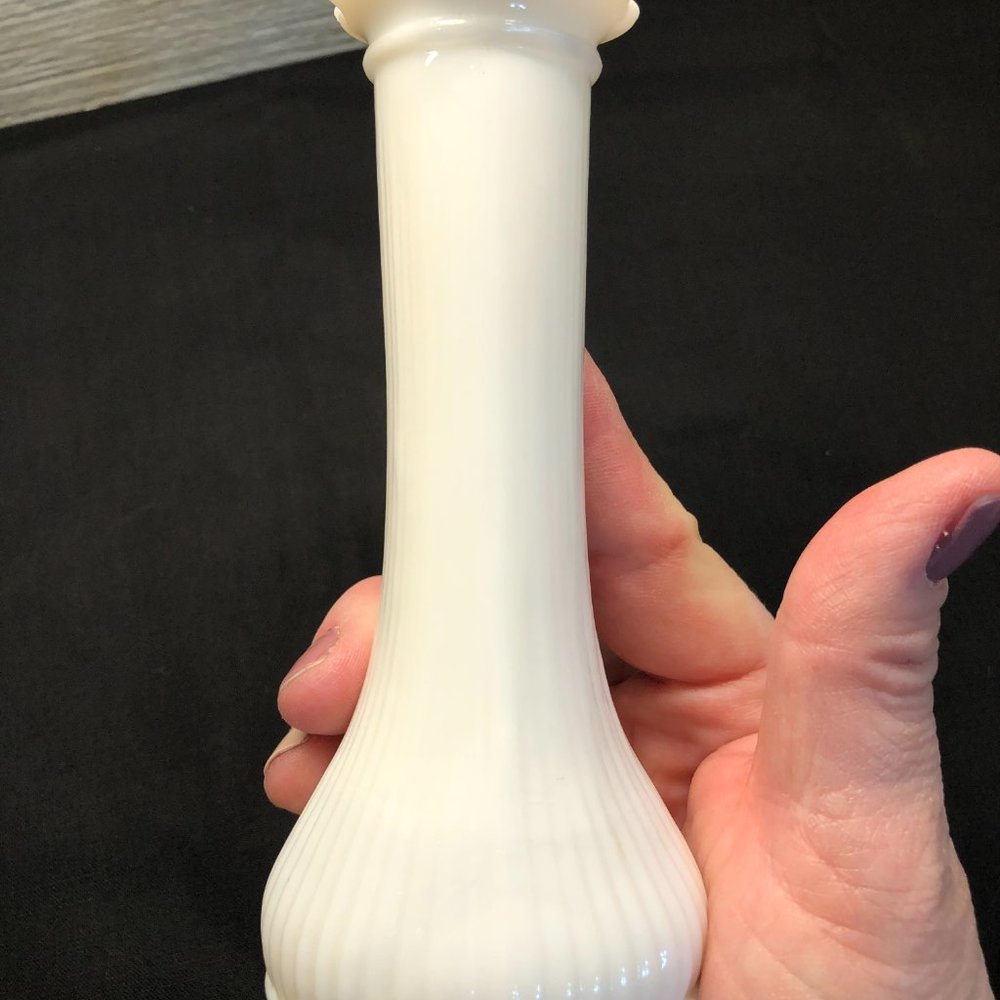VINTAGE RANDALL MILK GLASS BUD VASE - Picture 3 of 4